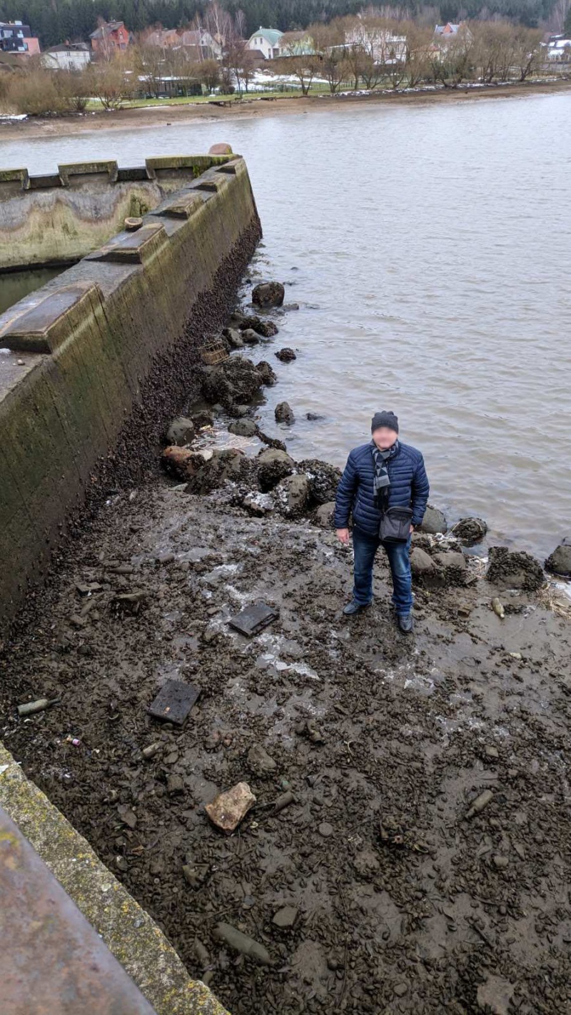 Спуск водохранилища. Спущенное водохранилище. Спуск воды с водохранилище. Спуск Десногорского водохранилища.